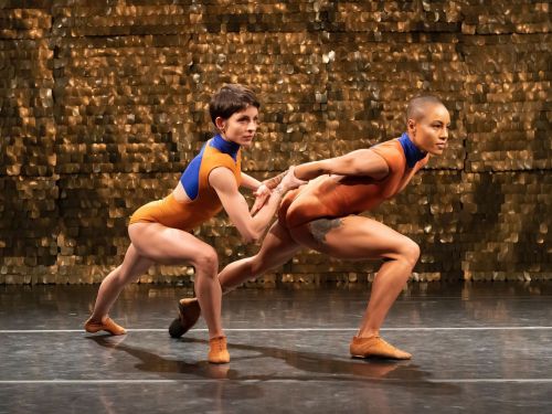 duas mulheres inclinadas 