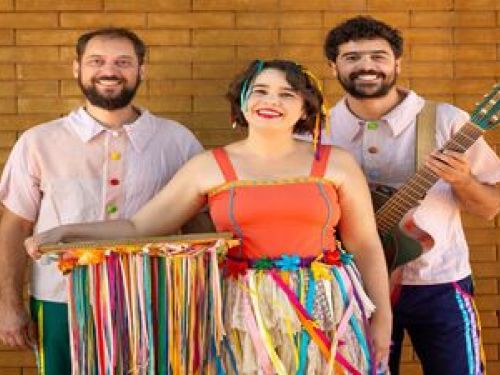 Imagem de três pessoas posando 