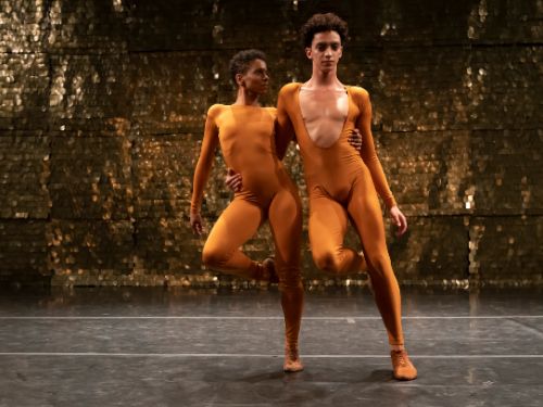 dois homens dançando