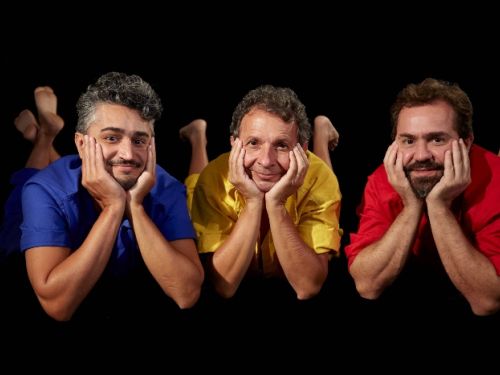 tres homens deitados 