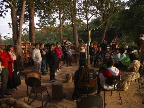 Mostra Raízes: Quintal de Histórias pessoas reunidas em uma mesa 