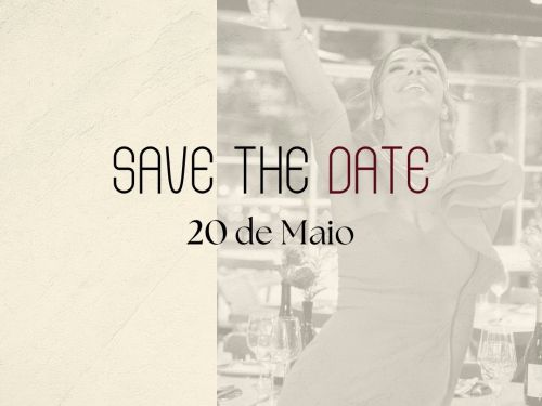 Card promocional no estilo "Save the Date" marcando a data de 20 de Maio. A imagem é dividida verticalmente: o lado esquerdo traz um fundo liso em tom creme com uma linha fina na base; o lado direito apresenta a fotografia desbotada e em tons neutros de uma mulher sorridente com um vestido de festa, erguendo uma taça de vinho em um restaurante. Centralizado entre as duas metades, lê-se o texto "SAVE THE DATE" em letras finas e alongadas, seguido por "20 de Maio".
