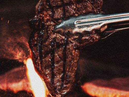 Foto de carne assando para ilustrar o evento 