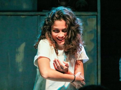 Foto da atriz interpretando uma das cenas do espetáculo 
