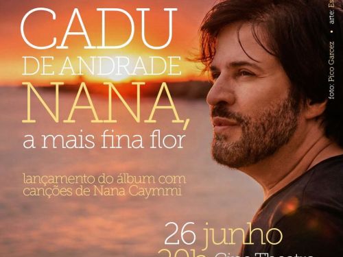 artaz de formato quadrado com a foto do cantor Cadu de Andrade em primeiro plano, no lado direito. Ele é um homem branco, de perfil, com cabelos e barba castanhos curtidos, olhando para a esquerda. Ao fundo, uma paisagem de praia ao pôr do sol com tons alaranjados refletidos na água. No lado esquerdo, em letras brancas e amarelas, lê-se: "Cadu de Andrade - Nana, a mais fina flor. Lançamento do álbum com canções de Nana Caymmi".