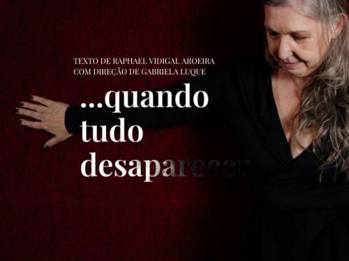 Foto de uma das artistas do espetaculo atrás do titulo da obra "quando tudo desaparecer"