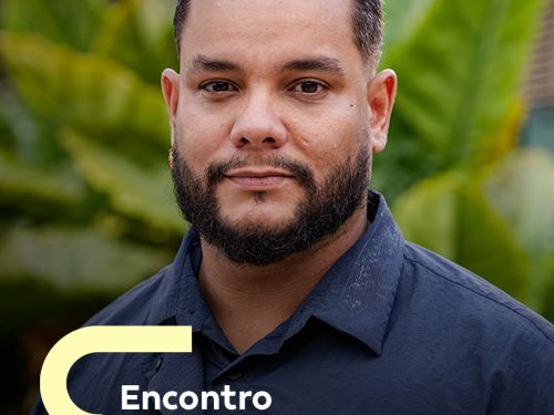 Foto de capa do evento "Encontro com Educadores" contendo data e horario e a foto do Gerente de Educação Continuada no Instituto Inhotim: João Andrade