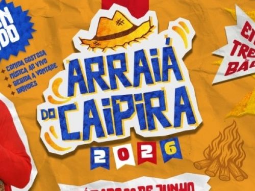 Este cartaz horizontal apresenta uma identidade visual enérgica e bem-humorada sobre um fundo amarelo texturizado que simula papel amassado. No lado esquerdo, destaca-se a imagem recortada do personagem caipira interpretado pelo ator Paulo Gustavo, vestindo um casaco vermelho e expressando grande surpresa com as mãos nas bochechas, posicionado logo abaixo de um pequeno varal de bandeirinhas e de um selo azul pontiagudo com a inscrição "OPEN TUDO", acompanhada pelos atrativos de comida gostosa, música ao viv