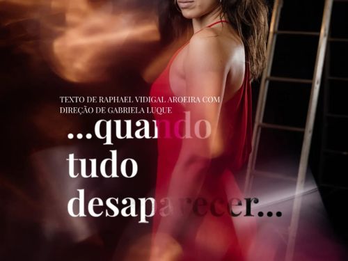Foto de uma das artistas do espetaculo atrás do titulo da obra "quando tudo desaparecer"