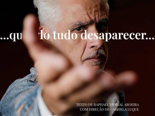 Foto de um dos artistas do espetaculo atrás do titulo da obra "quando tudo desaparecer"