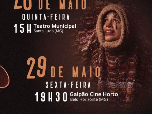Cartaz promocional da peça teatral "Plástico — Um Mito Contemporâneo", com fundo escuro e iluminação em tom sépia. À direita, uma atriz surge caracterizada com maquiagem de palhaço, expressão assustada e um capuz de lã texturizado. O texto em letras beges e brancas detalha duas apresentações: dia 28 de maio, quinta-feira, às 15h, no Teatro Municipal de Santa Luzia (MG), e dia 29 de maio, sexta-feira, às 19h30, no Galpão Cine Horto, em Belo Horizonte (MG).