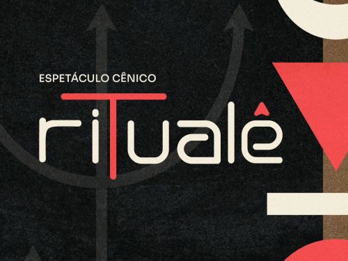 Cartaz com fundo grafite escuro onde se lê ao centro "ESPETÁCULO CÊNICO ritualê". A palavra "ritualê" tem letras brancas arredondadas, com o "t" destacado em vermelho formando um portal e o "ê" com acento em forma de seta. Ao fundo, há o desenho discreto de um tridente cinza. Na lateral direita, destaca-se uma coluna com formas geométricas coloridas empilhadas: círculo azul, lua branca, triângulo invertido vermelho, bloco branco e semicírculo vermelho.