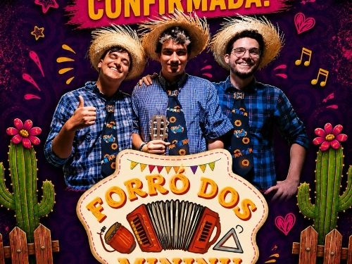 Este cartaz vertical de divulgação traz o anúncio de "ATRAÇÃO CONFIRMADA!" impresso em letras amarelas imponentes sobre uma faixa pincelada em tom rosa vibrante. O fundo mantém a identidade festiva e texturizada em roxo com espirais, decorado no topo por varais de bandeirinhas juninas xadrez iluminadas por pequenas lâmpadas amarelas nas pontas. No centro da imagem, três jovens músicos posam sorridentes e abraçados, vestindo camisas sociais xadrez em tons de azul e gravatas escuras estampadas com pequenas ba