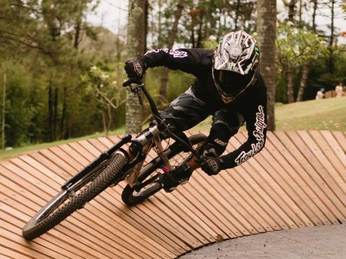  Foto da atividade "Pumptrack infantil", contendo um ciclista montado na bicicleta 