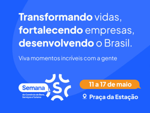 Banner com fundo azul vibrante e textos em branco. No topo, lê-se: "Transformando vidas, fortalecendo empresas, desenvolvendo o Brasil. Viva momentos incríveis com a gente". Na parte inferior, à esquerda, aparece o logotipo da "Semana do Comércio de Bens, Serviços e Turismo" junto ao ícone do Sesc. À direita, um destaque em formato de balão laranja indica a data "11 a 17 de maio" e, logo abaixo, um ícone de localização aponta para a "Praça da Estação".