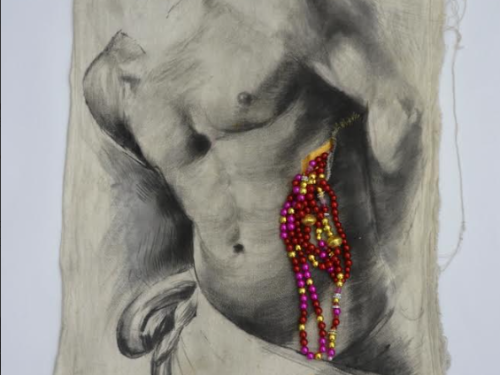 Obra de arte sobre tecido cru com bordas desfiadas, apresentando um desenho em carvão de um torso masculino clássico, sem cabeça e braços. O destaque da peça é uma intervenção tridimensional: colares de contas nas cores vermelho, rosa e dourado "brotam" de uma abertura na lateral do abdômen, criando um forte contraste entre o desenho monocromático e o volume vibrante dos adereços.