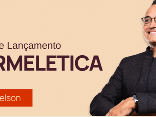 Banner horizontal com fundo bege claro. À direita, um homem sorridente de óculos e camisa social preta segura o braço de um violão. À esquerda, o texto em destaque: "Show de Lançamento HERMELETICA". Logo abaixo, em uma pequena tarja vermelha, o nome do artista: "Tio Delson". No canto inferior esquerdo, há um detalhe triangular em tom de rosa vibrante.