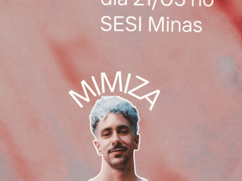 A imagem possui um fundo artístico em tons de rosa e salmão, com textura que lembra aquarela. No centro, o artista aparece em uma foto recortada com contorno branco, vestindo uma regata branca e exibindo seus cabelos curtos e descoloridos. Acima de sua cabeça, o nome "MIMIZA" está escrito em arco. No topo, o texto anuncia: "De volta aos palcos dia 21/05 no SESI Minas", utilizando uma fonte branca e limpa.