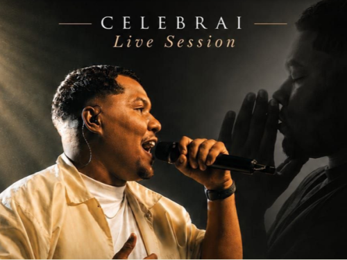 A imagem horizontal exibe um homem negro cantando com entusiasmo sob um feixe de luz dourada que vem do canto superior esquerdo. Ele está de perfil, segura um microfone e veste uma camisa clara. À direita, em meio ao fundo escuro, aparece uma silhueta do mesmo homem em uma pose de oração ou reflexão. No topo central, lê-se o texto em letras douradas: "C E L E B R A I - Live Session".