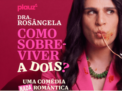 A imagem horizontal em tons de rosa e vermelho destaca uma pessoa de cabelos longos e escuros, vestindo um blazer rosa e colar verde. Ela está com o rosto sujo de molho e segura um fio de espaguete com a boca, enquanto tenta cortá-lo com uma tesoura, olhando para o lado com desconfiança. No lado esquerdo, o texto em letras grandes diz: "DRA. ROSÂNGELA: COMO SOBREVIVER A DOIS?", seguido abaixo pela frase "UMA COMÉDIA NADA ROMÂNTICA".