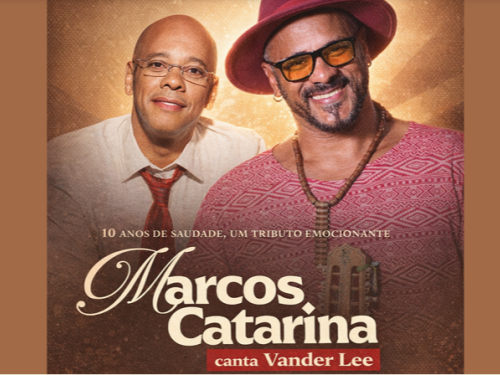 A imagem horizontal traz os músicos Vander Lee e Marcos Catarina sorrindo lado a lado contra um fundo dourado e iluminado. À esquerda, Vander Lee aparece com óculos de grau e camisa social com gravata. À direita, Marcos Catarina usa chapéu e óculos escuros com lentes amarelas. Na parte inferior, destaca-se o texto: "Marcos Catarina canta Vander Lee", acompanhado da frase "10 anos de saudade, um tributo emocionante".
