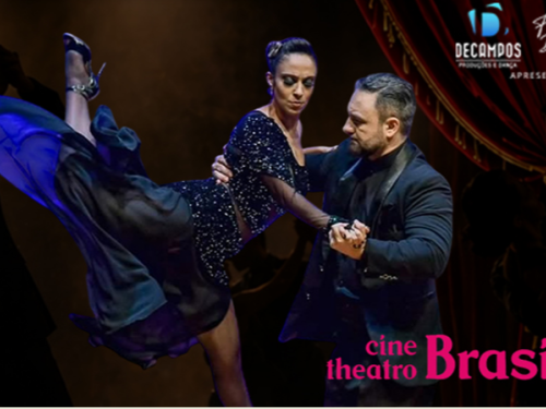 Fotografia de um casal dançando tango em um palco. Uma mulher com vestido preto brilhante está inclinada para trás no ar, com uma das pernas estendida para o alto. Ela é amparada por um homem de terno preto. O fundo é escuro, com cortinas vermelhas e logotipos do "Cine Theatro Brasil" e "Decampos" à direita.