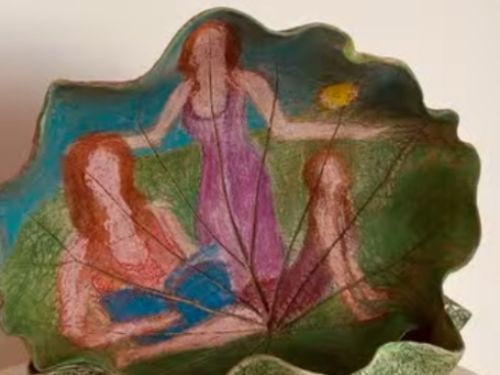 mulheres pintadas dentro de uma concha 