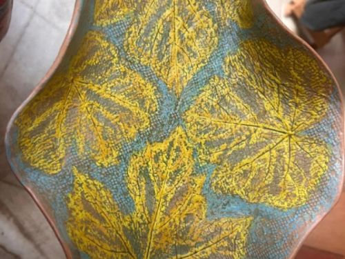 pintura de folhas amarelas dentro de uma concha