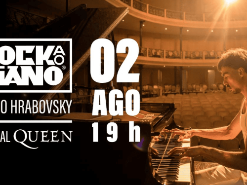 O anúncio traz uma fotografia ambientada no palco de um teatro clássico e imponente, banhado por uma iluminação dourada e calorosa vinda do fundo. À direita, o pianista veste uma regata branca e aparece concentrado, tocando de perfil em um piano de cauda preta que ocupa o centro da imagem. Do lado esquerdo, em letras brancas marcantes, destaca-se o logotipo do projeto "ROCK AO PIANO", seguido pelo nome do músico e a especificação "ESPECIAL QUEEN". No centro, em tipografia vertical alongada, constam a data e
