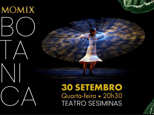 O cartaz do espetáculo Botanica, da famosa companhia de dança Momix, apresenta uma identidade visual marcante sobre um fundo inteiramente preto. A composição é emoldurada por elementos da flora dispostos nos cantos da imagem, exibindo flores em tons vibrantes de laranja e amarelo, como girassóis, além de folhas verdes detalhadas com suas nervuras aparentes. No lado esquerdo, o título da obra está distribuído verticalmente em letras maiúsculas brancas e de espessura fina, formando a palavra Botanica, encimad