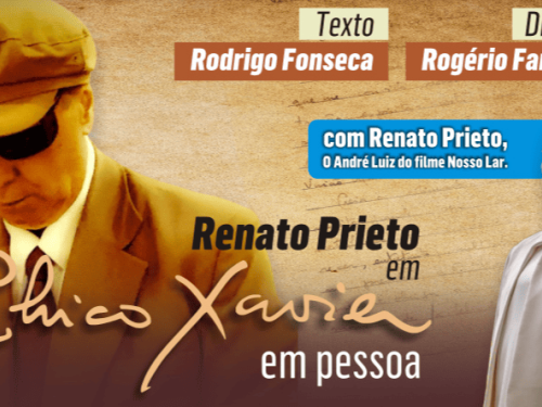 Cartaz promocional da peça "Chico Xavier em pessoa", estrelada por Renato Prieto. O fundo tem textura de papel antigo e manuscritos. À esquerda, Chico Xavier aparece de terno, gravata, óculos escuros e boina, olhando para baixo. À direita, o ator Renato Prieto surge caracterizado com uma túnica branca. No topo, constam os créditos de texto de Rodrigo Fonseca e direção de Rogério Faria Jr., além de uma faixa azul destacando Prieto como o André Luiz do filme *Nosso Lar*.