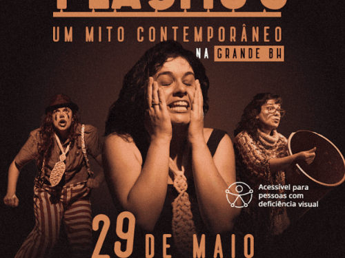 Cartaz promocional da peça teatral "Plástico — Um Mito Contemporâneo na Grande BH", com fundo escuro e iluminação em tom sépia. No centro, uma atriz expressa desespero com as mãos no rosto e olhos fechados. À esquerda, outra atriz aparece caracterizada como palhaço com calça listrada e chapéu e, à direita, uma terceira mulher usa óculos e segura um balde. O texto destaca a data de 29 de maio, sexta-feira, às 19h30, no Galpão Cine Horto, em Belo Horizonte, trazendo também um selo de acessibilidade visual.