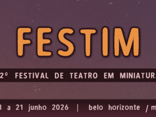 Banner retangular horizontal com fundo em degradê roxo e marrom. No centro, destaca-se o nome do evento em letras grandes laranjas: "FESTIM", seguido por "12º FESTIVAL DE TEATRO EM MINIATURA" em uma tarja preta. Na lateral esquerda, há o desenho de um personagem em formato de ovo sorridente usando botas. Na lateral direita, a ilustração de um explorador com binóculos no topo de uma montanha. No rodapé, lê-se o texto em letras brancas: "13 a 21 junho 2026 | belo horizonte / mg".
