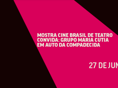 Imagem de formato horizontal com fundo preto, cortada diagonalmente por uma grande faixa central na cor rosa-choque. No meio da faixa rosa, está escrito em letras maiúsculas brancas: "Mostra Cine Brasil de Teatro Convida: Grupo Maria Cutia em Auto da Compadecida" e, logo abaixo, a data "27 de junho".