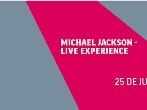 Imagem de formato horizontal com fundo cinza-azululado, cortada diagonalmente por uma grande faixa central na cor rosa-choque. No meio da faixa rosa, está escrito em letras maiúsculas brancas: "Michael Jackson - Live Experience" e, logo abaixo, a data "25 de julho".