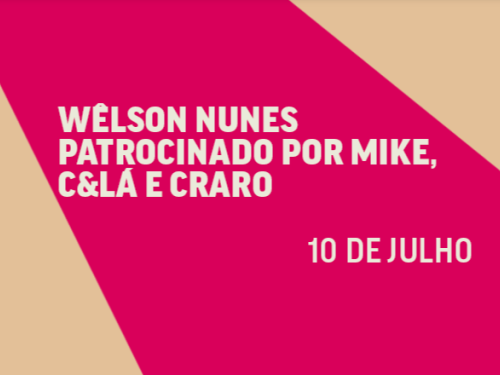 Imagem com fundo dividido por faixas diagonais nas cores bege e rosa-choque. Centralizado sobre a faixa rosa, há um texto em letras maiúsculas brancas que diz: "WÊLSON NUNES PATROCINADO POR MIKE, C&LÁ E CRARO" e, logo abaixo, à direita, a data "10 DE JULHO".