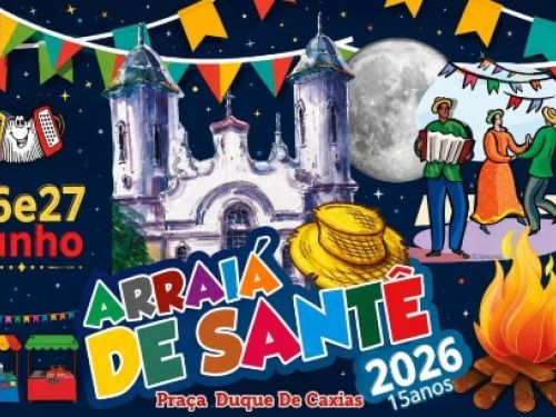Este cartaz horizontal anuncia o "Arraiá de Santê 2026", celebrando a edição de 15 anos do evento em um fundo azul escuro estrelado. No centro, destaca-se o título com letras coloridas em relevo, posicionado logo abaixo da ilustração de uma igreja histórica e de um chapéu de palha amarelo. O lado esquerdo apresenta as datas 26 e 27 de Junho em amarelo e vermelho, acompanhadas pelo desenho de uma sanfona sorridente e de pequenas barracas típicas na base. No lado direito, sob uma grande lua cheia e varais de 