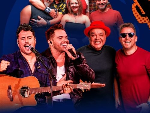 Este cartaz promocional apresenta as atrações musicais de um evento sobre um fundo azul-escuro texturizado com silhuetas de cactos nas laterais. A metade superior traz uma foto de um grupo de seis integrantes, com cinco homens e uma mulher ao centro, todos sorridentes. Logo abaixo, em maior destaque, aparecem quatro homens na linha de frente: um cantando e tocando violão, outro cantando ao microfone, um terceiro sorrindo com um chapéu vermelho e o último à direita usando óculos de sol. Na base, uma faixa la