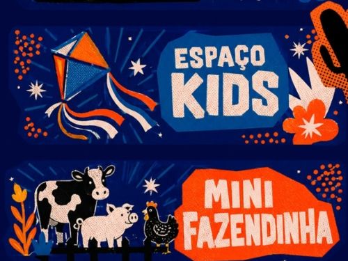 Este cartaz informativo apresenta as atrações e atividades de um evento junino, dividido verticalmente em quatro blocos ilustrados sobre um fundo azul-escuro pontilhado de estrelas. O primeiro bloco exibe um casal dançando sob o luar ao lado da inscrição "QUADRILHA" em uma faixa laranja. O segundo bloco destaca o "ESPAÇO KIDS" em uma faixa azul, ilustrado por um balão junino colorido. No terceiro bloco, o anúncio da "MINI FAZENDINHA" aparece em outra faixa laranja, acompanhado pelos desenhos de uma vaca, um