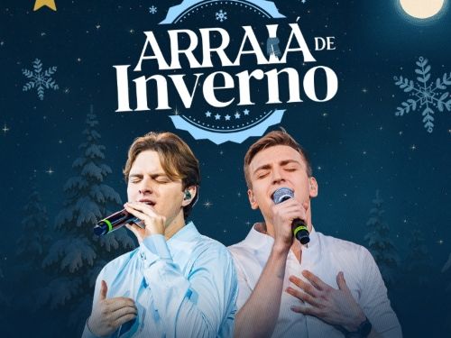 Este cartaz vertical promove o "Arraiá de Inverno", trazendo a dupla sertaneja Lucas & Vitor em grande destaque na linha de frente. Os dois cantores aparecem expressivos ao microfone, vestindo camisas sociais claras, posicionados contra um cenário noturno e gélido de floresta de pinheiros cobertos por neve. No topo, o título principal em letras brancas está sobreposto a um grande selo azul-claro com flocos de neve, abaixo da data e local do evento: 06 de Junho, Sábado, na Praça Filarmônica. A atmosfera de f
