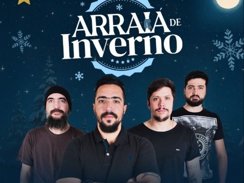 Este cartaz vertical promove o "Arraiá de Inverno", trazendo a banda No Label como atração em grande destaque. Os quatro integrantes masculinos aparecem sérios e posicionados de frente, vestindo camisetas escuras casuais, contra o mesmo cenário noturno e gélido com pinheiros cobertos de neve. Na metade superior, o título principal em letras brancas está sobreposto ao grande selo circular azul-claro com flocos de neve, logo abaixo das informações do evento: 06 de Junho, Sábado, na Praça Filarmônica. Detalhes