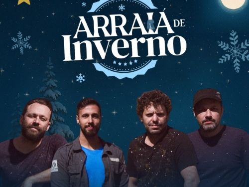 Este cartaz vertical promove o "Arraiá de Inverno", destacando a banda Coverplay como atração da noite. Os quatro integrantes masculinos aparecem posicionados lado a lado, vestindo roupas casuais escuras, contra um cenário noturno e gelado composto por uma floresta de pinheiros cobertos de neve. Na metade superior, o título principal em letras brancas está sobreposto a um grande selo circular azul-claro com flocos de neve, posicionado logo abaixo das informações do evento: 06 de Junho, Sábado, na Praça Fila