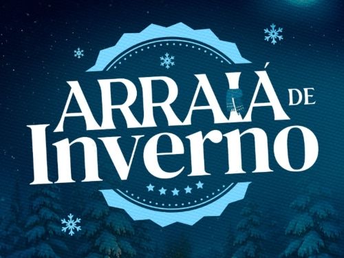 Este cartaz vertical anuncia o evento "Arraiá de Inverno" utilizando uma temática que mistura elementos juninos tradicionais com uma atmosfera gelada. O fundo exibe uma noite fria e estrelada sob o brilho de uma lua cheia isolada no canto superior direito. No centro, o título se destaca em letras brancas imponentes, parcialmente sobreposto a um grande selo circular azul-claro que é decorado com pequenas estrelas e flocos de neve flutuantes. A base da imagem contrasta o cenário frio de uma floresta de pinhei