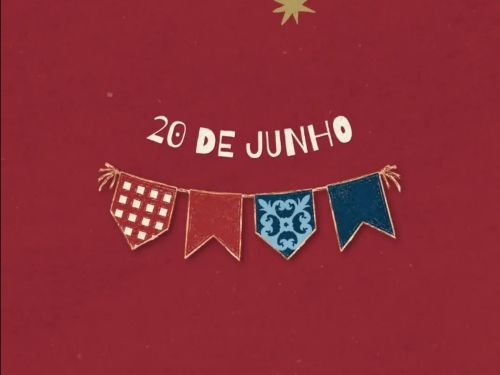 Este cartaz vertical de formato "Salve a Data!" apresenta um design minimalista e elegante sobre um fundo completamente vermelho texturizado. Na metade superior, pequenas etiquetas no formato de balões de fala trazem a inscrição "SALVE A DATA!" logo acima de uma estrela dourada brilhante. O centro da composição destaca em letras brancas estilizadas a data de 20 DE JUNHO, posicionada logo acima de um varal rústico com quatro bandeirinhas juninas detalhadas em diferentes padrões: uma xadrez vermelha e branca,