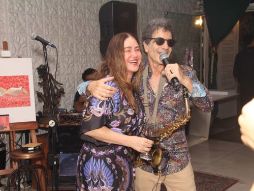 Bahie Banchik e George Israel com uma de suas obras ao fundo