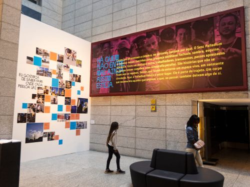 Foto da Exposição: “ENTRE - Histórias e Caminhos" no Sesc Palladium
