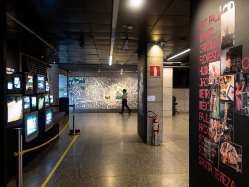 Foto da Exposição: “ENTRE - Histórias e Caminhos" no Sesc Palladium