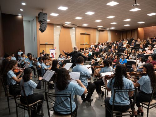 Foto da Orquestra Vallourec tocando 