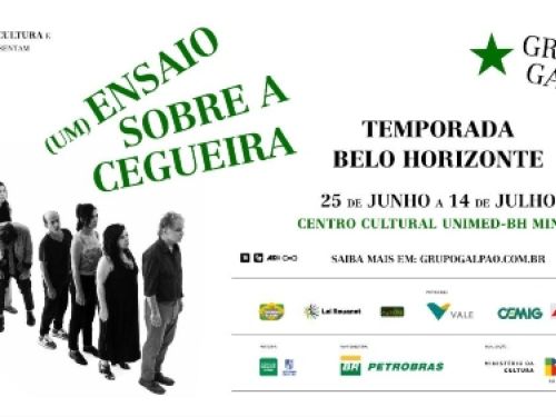 O cartaz anuncia a temporada em Belo Horizonte da peça "(Um) Ensaio Sobre a Cegueira", realizada pelo renomado Grupo Galpão com apresentação do Ministério da Cultura e da Petrobras. Visualmente minimalista e com fundo branco, a peça traz do lado esquerdo a imagem em preto e branco do elenco alinhado em fila, sugerindo a temática da obra. No centro e à direita, destacam-se o título em letras verdes inclinadas e as informações da temporada, que acontecerá de 25 de junho a 14 de julho no Centro Cultural Unimed