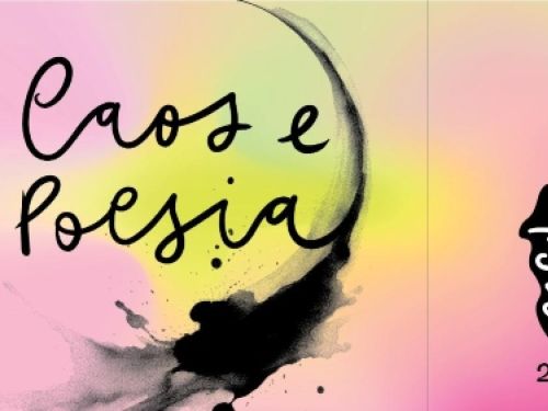 A imagem com fundo em um gradiente suave abstrato nas cores rosa, amarelo e verde-claro. No lado esquerdo, destaca-se o título "Caos e Poesia" escrito em letras cursivas pretas de estilo manuscrito, parcialmente emoldurado por uma grande pincelada arqueada e manchas de tinta preta que lembram nanquim ou aquarela. Uma linha vertical fina e discreta divide a composição ao meio. No canto inferior direito, encontra-se o logotipo da "Casulo em cena" inserido dentro de uma forma orgânica preta e alongada, acompan